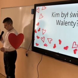 Prowadzący imprezę dla uczniów technikum i szkoły branżowej.