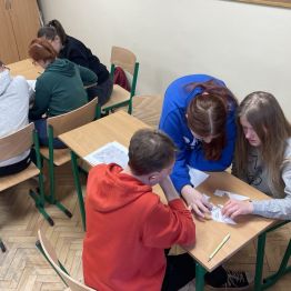 Uczniowie pracują w grupach.