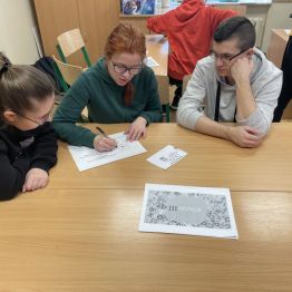 Uczniowie rozwiązują zadania.