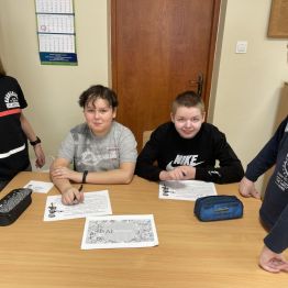 Uczniowie podczas pracy grupowej.