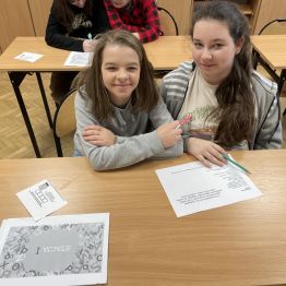 Uczennice rozwiązują zadanie.