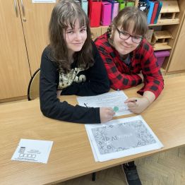 Uczennice podczas Międzynarodowego Dnia Języka Ojczystego.Uczennice rozwiązują zadanie.