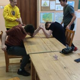 Dwóch chłopców siłuje się na rękę