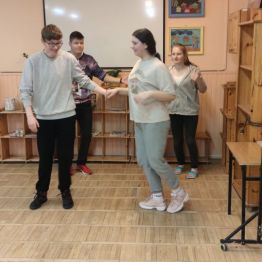 Dwie dziewczyny i dwóch chłopców tańczy w parach