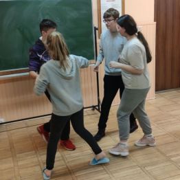 Dwie dziewczyny i dwóch chłopców tańczy