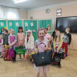 Uczennica klasy I SP prezentuje zamiennik plecaka