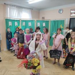 Uczennica klasy I SP prezentuje zamiennik plecaka