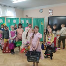 Uczennica klasy II SP prezentuje zamiennik plecaka