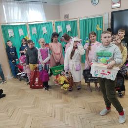 Uczeń klasy I SP prezentuje zamiennik plecaka