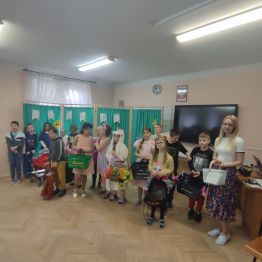 Uczniowie Szkoły Podstawowej prezentują swoje zamienniki plecaków