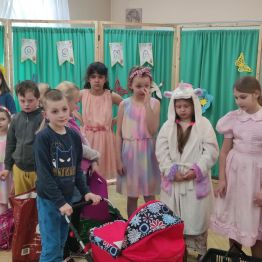 Uczeń klasy I SP prezentuje zamiennik plecaka