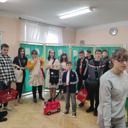 Uczniowie klas 4-8 prezentują zamienniki plecaka