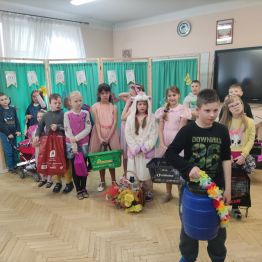 Uczeń klasy I SP prezentuje zamiennik plecaka