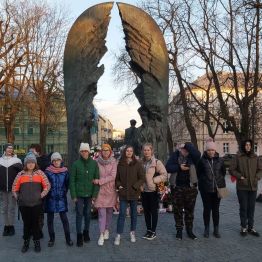 Wspólne zdjęcie na tle pomnika.