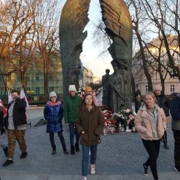 Wychowankowie oddalają się od pomnika.