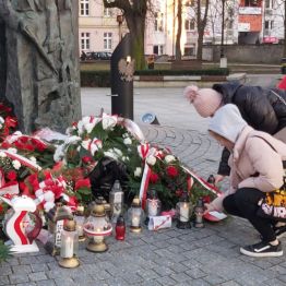 Dziewczynki przy wieńcach.