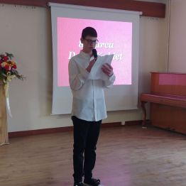 Uczeń czytający wiersz.