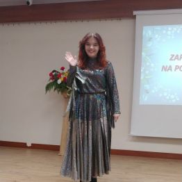 Uczennica podczas pokazu fryzur.