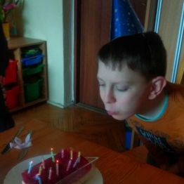 Witek  zdmuchuje 12 świeczek.
