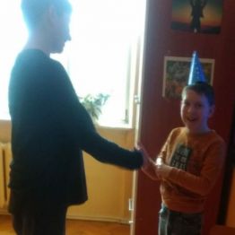 Fabian składa życzenia Witkowi.