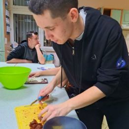 Chłopiec przygotowuje sałatkę.