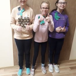uczennice klasy 4 przygotowały symbol kolorowych skarpetek