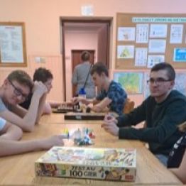 Wychowankowie wybierają gry planszowe.
