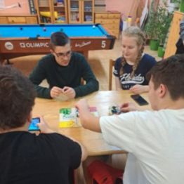 Wychowankowie grają w grę planszową.