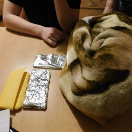 telefon owinięty w folię aluminiową, papier i koc