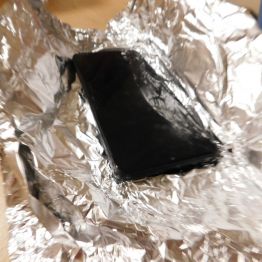 telefon leży na foli aluminiowej