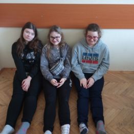 uczennice klasy I Szkoły Branżowej w kolorowych skarpetkach