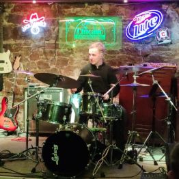 Uczeń grający na perkusji