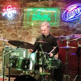 Uczeń grający na perkusji 