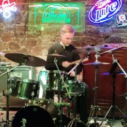 Michał z klasy 3aBS gra na perkusji