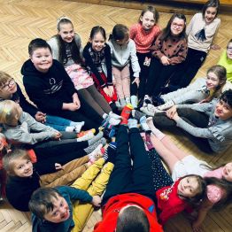 uczniowie wspólnie okazują akceptację osobom z trisomią 21