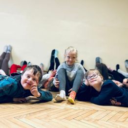 Uczniowie cieszą się, że wspólnie okazują solidarność poprzez założone kolorowe skarpetki