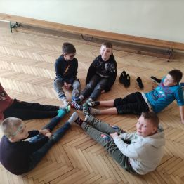 Grupa uczniów z kas pierwszych w skarpetkach nie do pary