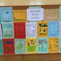 Prezentacja plakatów na tablicy szkolnej.