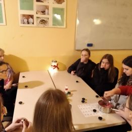 wychowanki wysłuchują instrukcji przygotowania balsamu do ust 