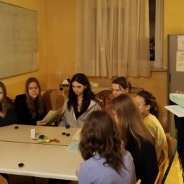 wychowanki wysłuchują instrukcji przygotowania balsamu do ust 