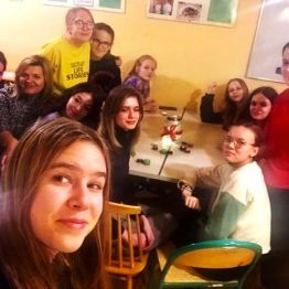 dziewczyny prezentują wykonany kosmetyk