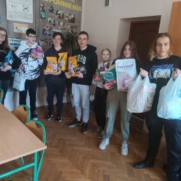 Uczniowie podczas Dnia Kota