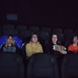 Wychowanki oglądające film w kinie