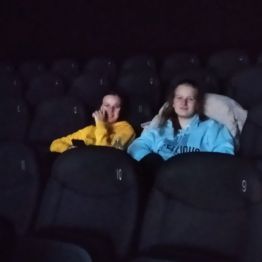 Wychowanki oglądające film w kinie