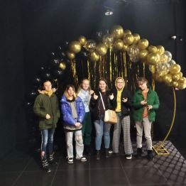 Grupa dziewcząt stojąca przed kinem
