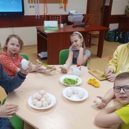 Grupa uczniów podczas przygotowań do smażenia jajecznicy.