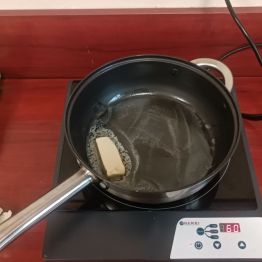 Masło na patelni.
