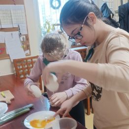 Gosia i Hania delikatnie opróżniają zawartość skorupek.