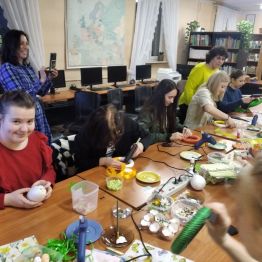 dziewczyny wykonują ozdoby świąteczne