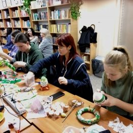 dziewczyny wykonują ozdoby świąteczne